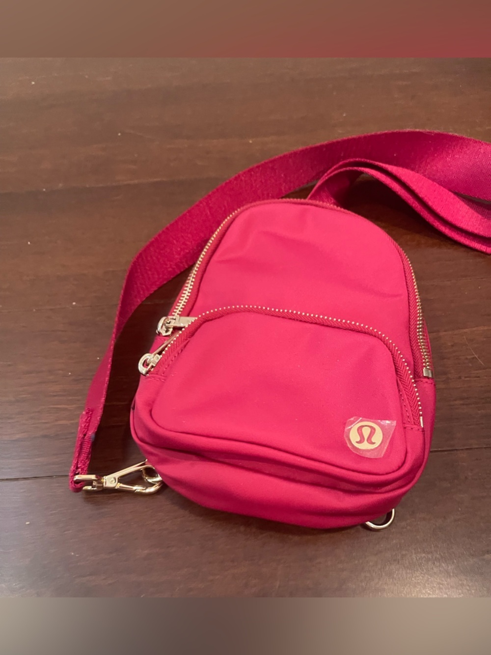 Lululemon everywhere sling bag small 2L berry rumble nwt - Picture 5 of 7